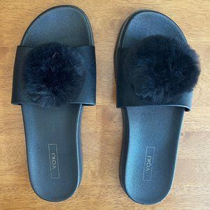 NWOT Size 6 black Yoki slide sandal with black pom-pom